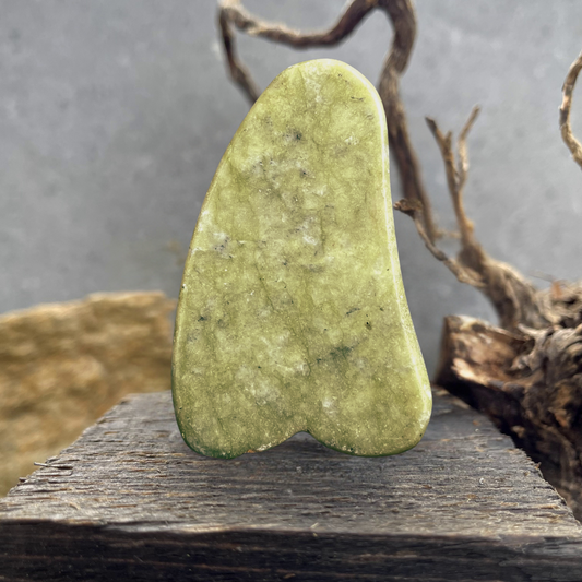 Descubre el Secreto Oriental para una Piel Radiante con Nuestro Gua Sha de Jade - Sualan Cosmetics