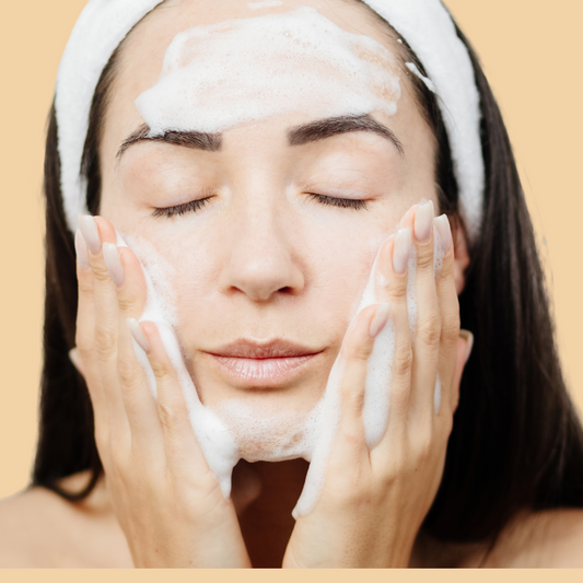 ¡El ERROR que está arruinando tu piel! Descubre cómo limpiarla correctamente - Sualan Cosmetics