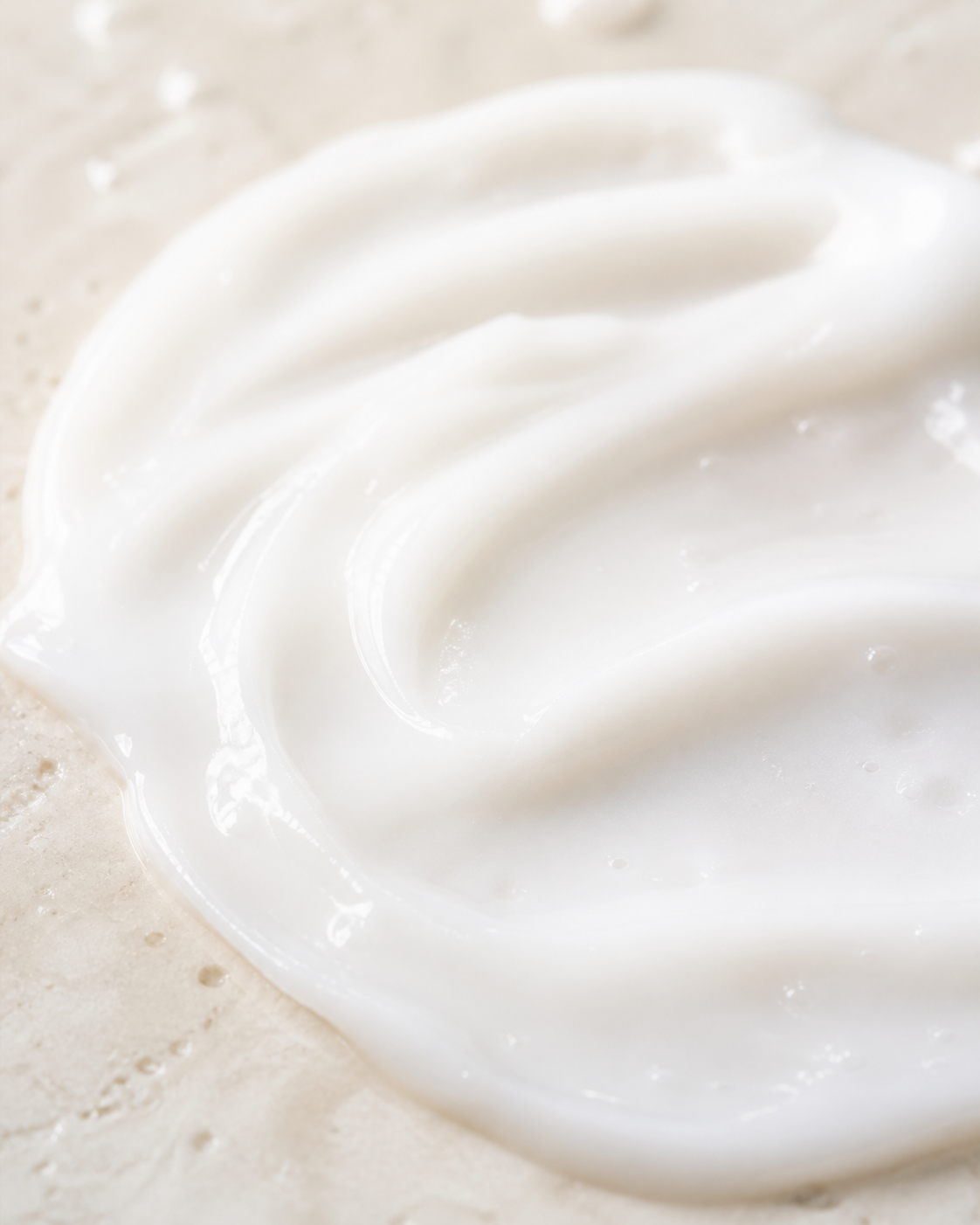 Sualan Cosmetics THE SILKPURE MILK CLEANSER, detalle de textura y sensorialidad · Limpiador facial, disponible en España