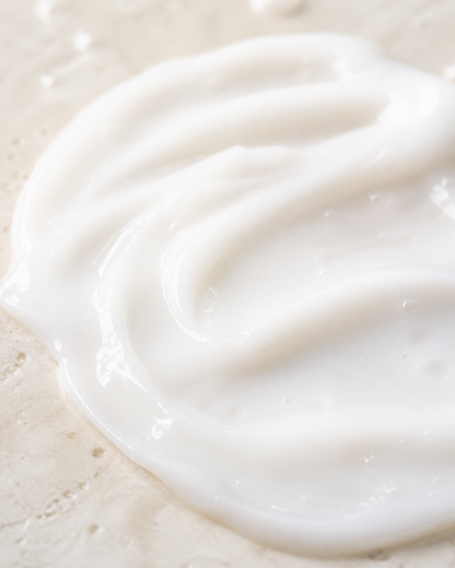 Sualan Cosmetics THE SILKPURE MILK CLEANSER, detalle de textura y sensorialidad · Limpiador facial, disponible en España