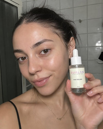 Sualan Cosmetics THE AHA PEELING, reseña visual UGC con el producto · Exfoliante, disponible en España
