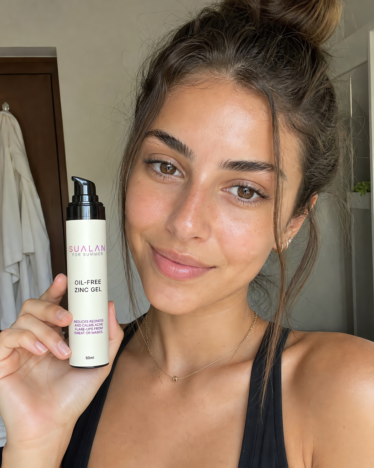 Sualan Cosmetics THE OIL-FREE ZINC GEL, reseña visual UGC con el producto · Hidratante facial, disponible en España