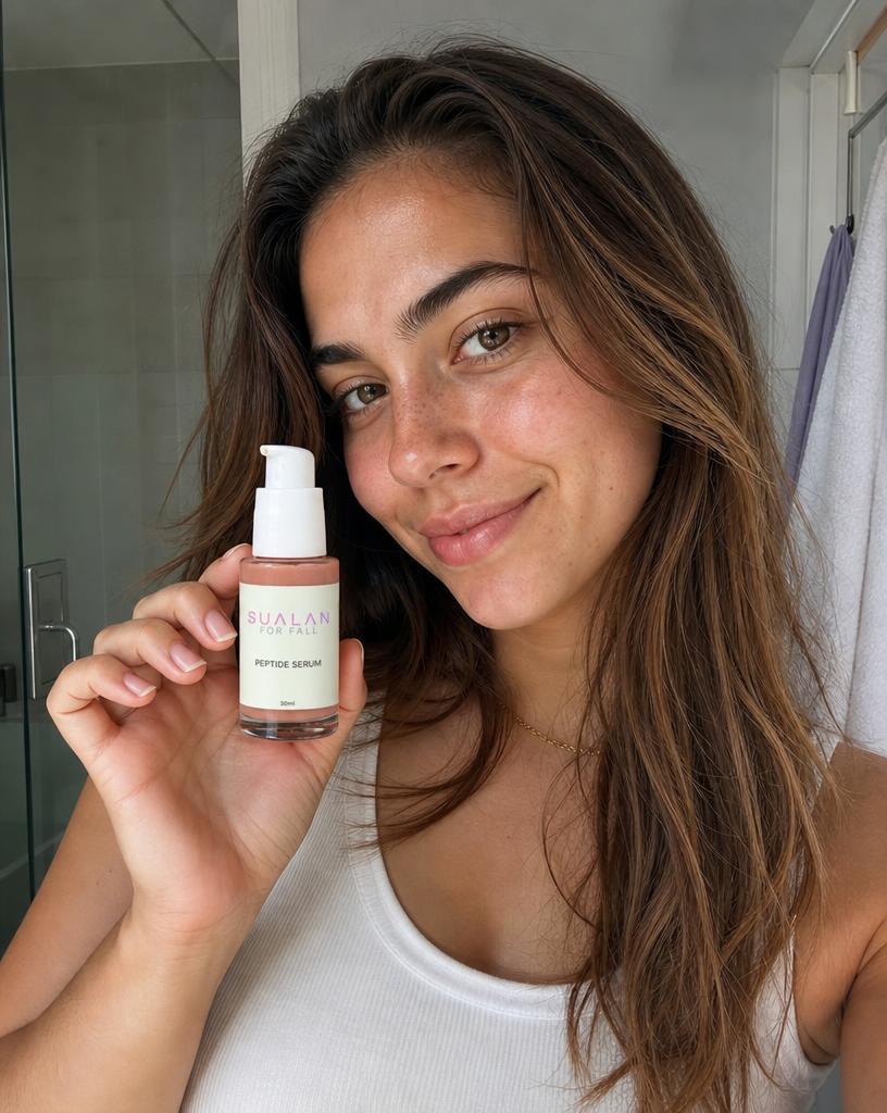 Sualan Cosmetics THE PEPTIDE SERUM, reseña visual UGC con el producto · Sérum / booster, disponible en España
