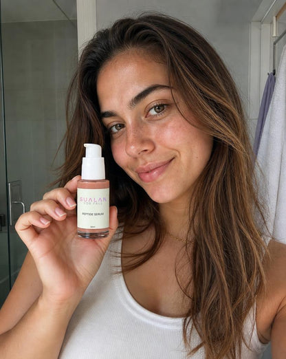 Sualan Cosmetics THE PEPTIDE SERUM, reseña visual UGC con el producto · Sérum / booster, disponible en España