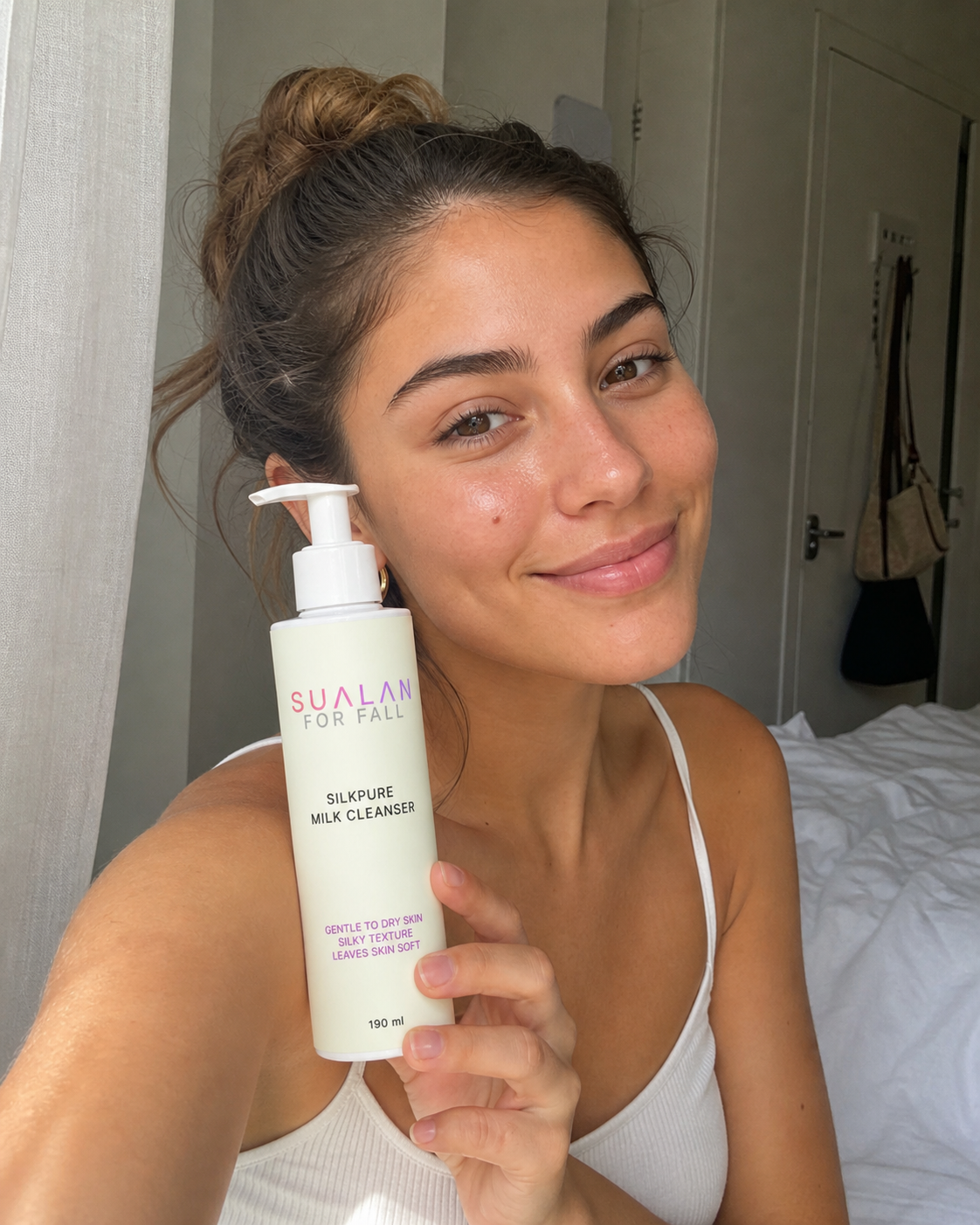 Sualan Cosmetics THE SILKPURE MILK CLEANSER, reseña visual UGC con el producto · Limpiador facial, disponible en España